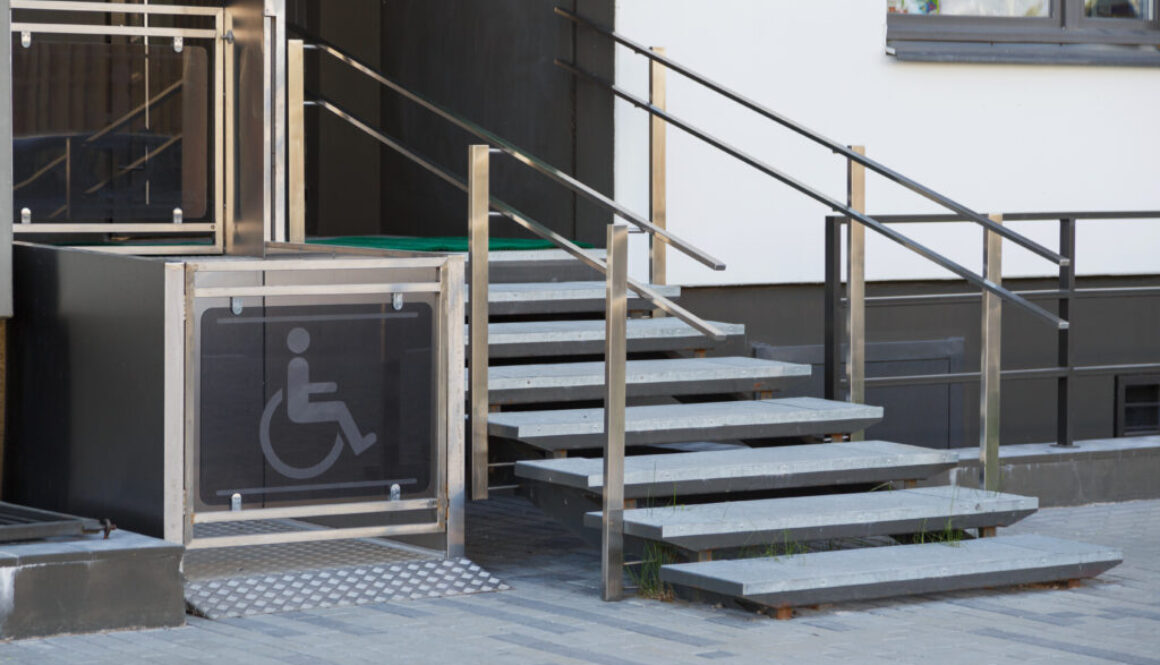 Living house entrance equipped with special lifting platform for wheelchair users